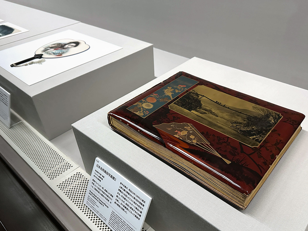 神戸市立博物館　特別展「Colorful JAPAN―幕末・明治手彩色写真への旅」会場より　（右手前）《日本名所風俗写真帳2》明治時代中期〜後期　神戸市立博靿館