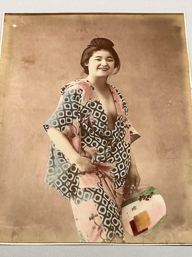 神戸市立博物館　特別展「Colorful JAPAN―幕末・明治手彩色写真への旅」会場より　《［笑顔の女性］》明治時代　ピエール・セルネ氏蔵