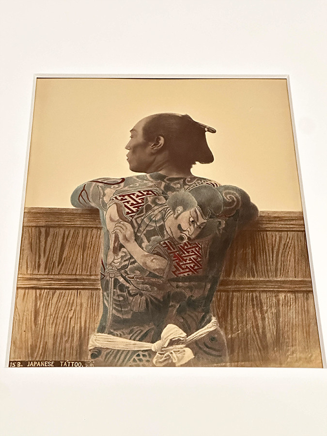 神戸市立博物館　特別展「Colorful JAPAN―幕末・明治手彩色写真への旅」会場より　《153 「JAPANESE TATTOO」》日下部金兵衛　明治時代中期　ピエール・セルネ氏蔵