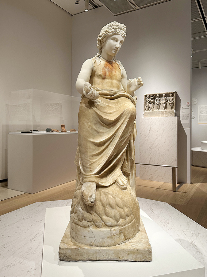 パナソニック汐留美術館「テルマエ展」会場より　《アポロ・ビュティウス座像》2世紀　ナポリ国立考古学博物館