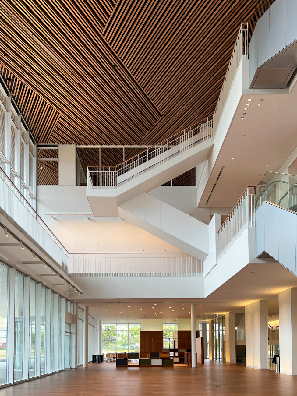 鳥取県立美術館 吹き抜け空間「ひろま」