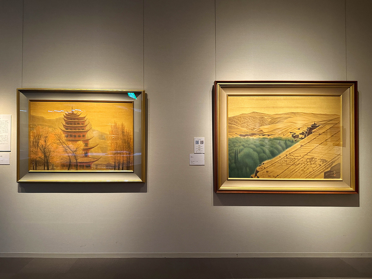 （左から）《敦煌石窟九層楼》2007年　77歳 ／ 《敦煌 A》1980年　平山郁夫美術館