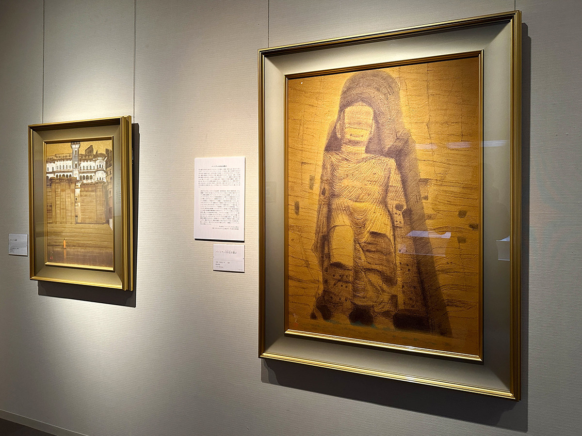 （左から）《ガンジス河畔》1970（昭和45）年　40歳 ／ 《バーミアン大石仏を偲ぶ》2001（平成13）年　平山郁夫美術館
