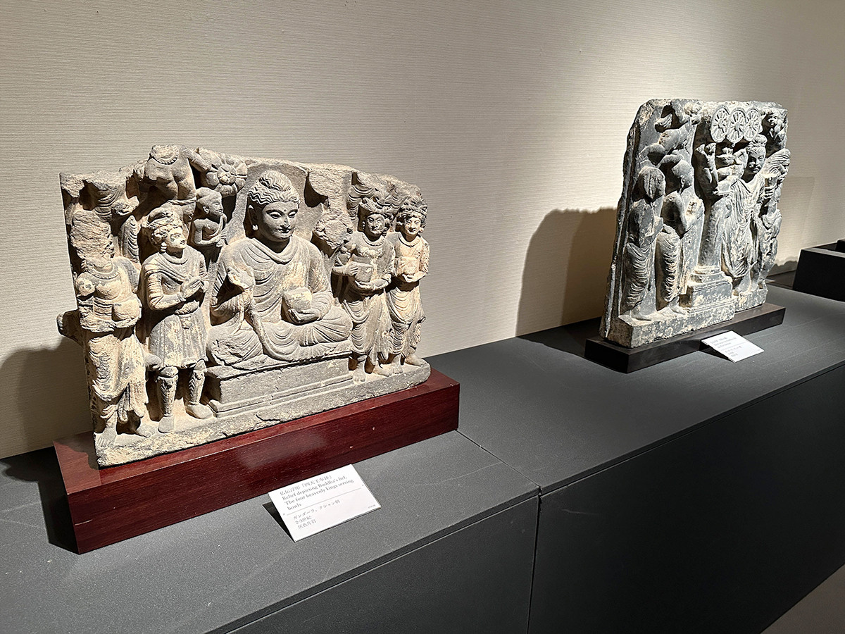 (左から)仏伝浮彫「四天王奉鉢」ガンダーラ クシャン朝 2-3世紀 / 仏伝浮彫「初転法輪」ガンダーラ クシャン朝 2-3世紀