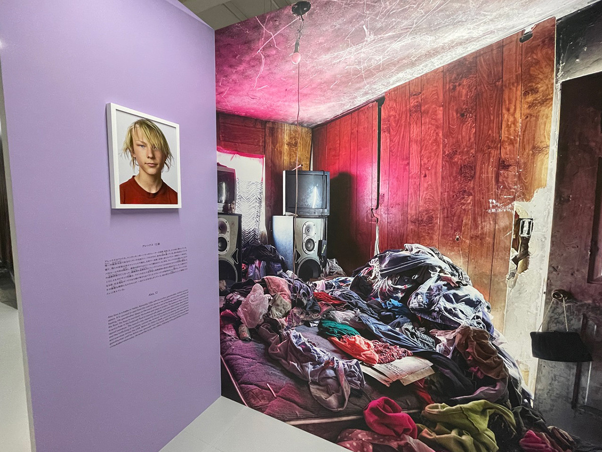 ジェームス・モリソン「子どもたちの眠る場所」展示風景（京都芸術センター）