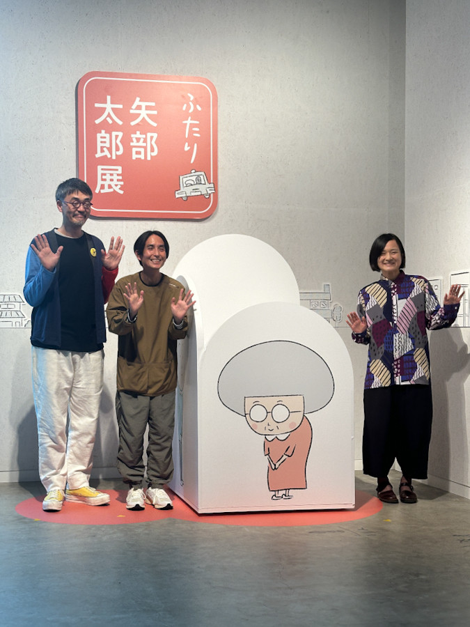 PLAY! MUSEUM「ふたり　矢部太郎展」会場入口より（左から2人目）矢部太郎さん　矢部さんの隣は、“世界初”の回転式4面フォトスポット