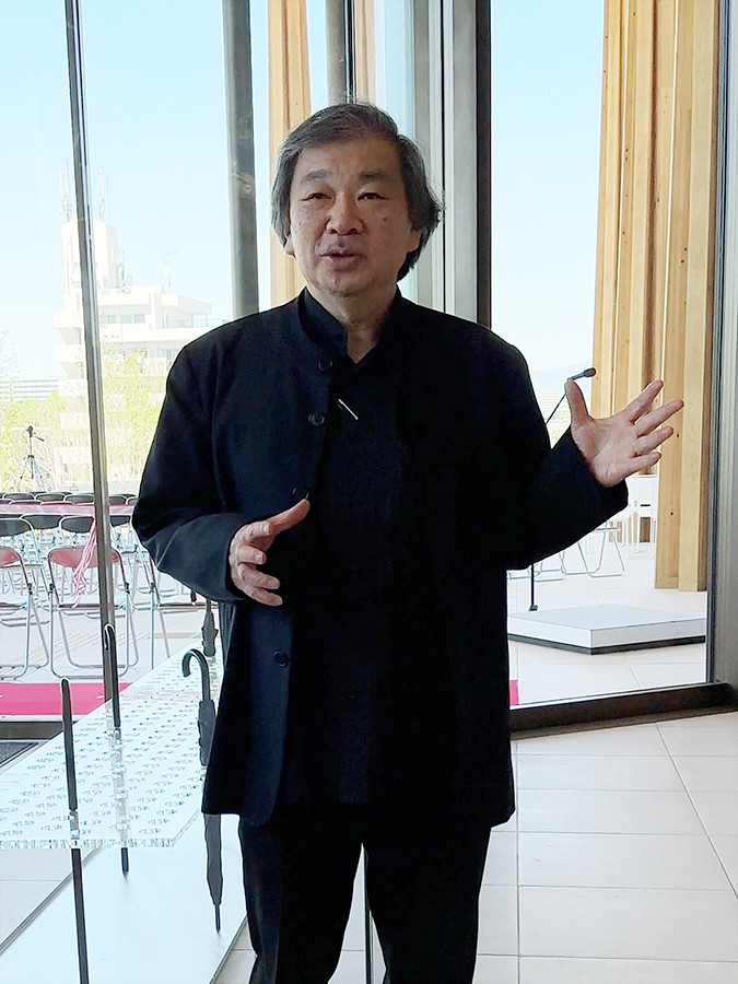 豊田市博物館 報道内覧会で説明する坂茂氏