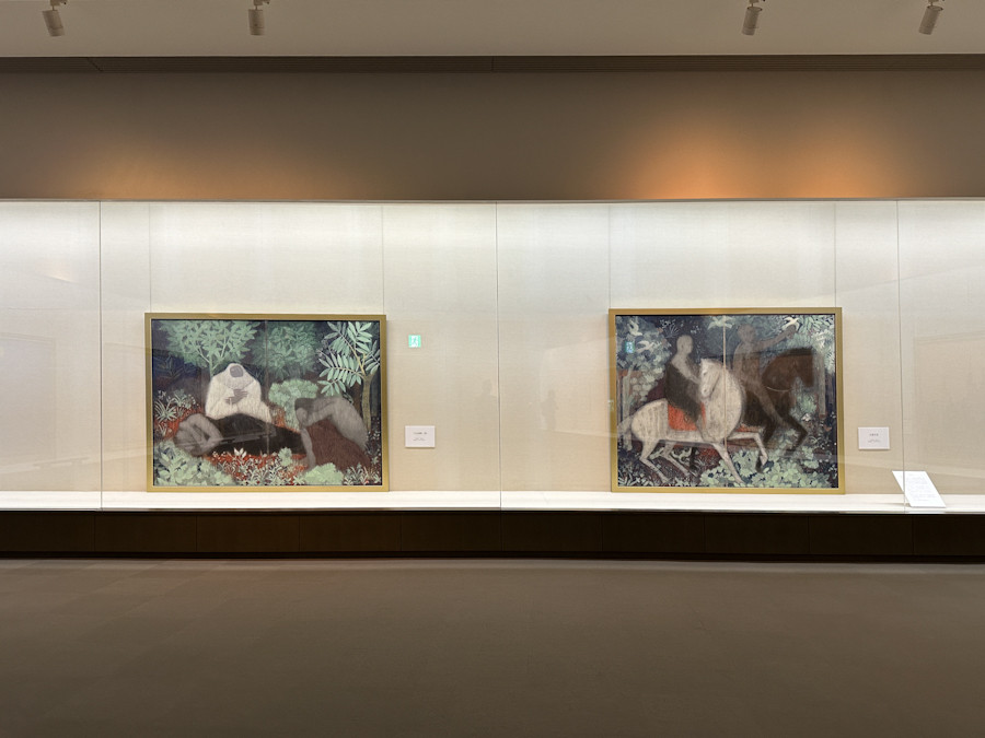 (左から)《仏教伝来》1959年 佐久市立近代美術館 / 《パルミラ遺跡を行く(夜)》1960年 佐久市立近代美術館