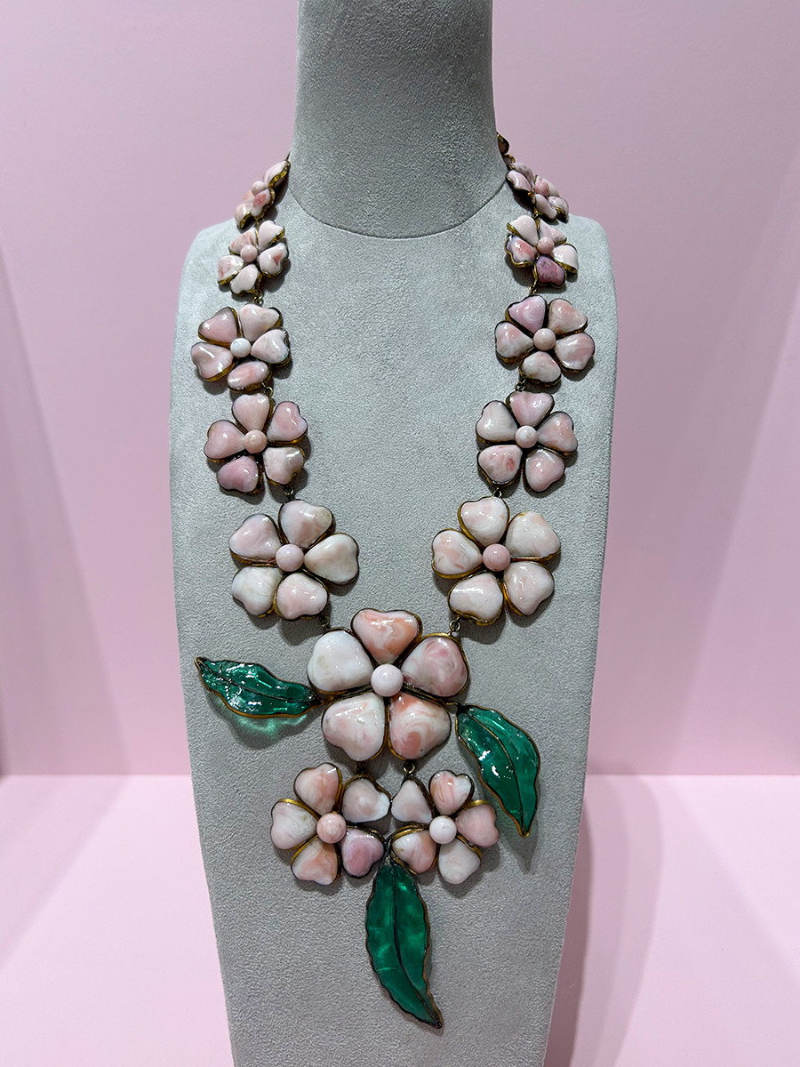 シャネル《ネックレス “花” モチーフ》（制作：メゾン・グリポワ）1938年、パート・ド・ヴェール・エナメル ガラス、メタル、小瀧千佐子蔵