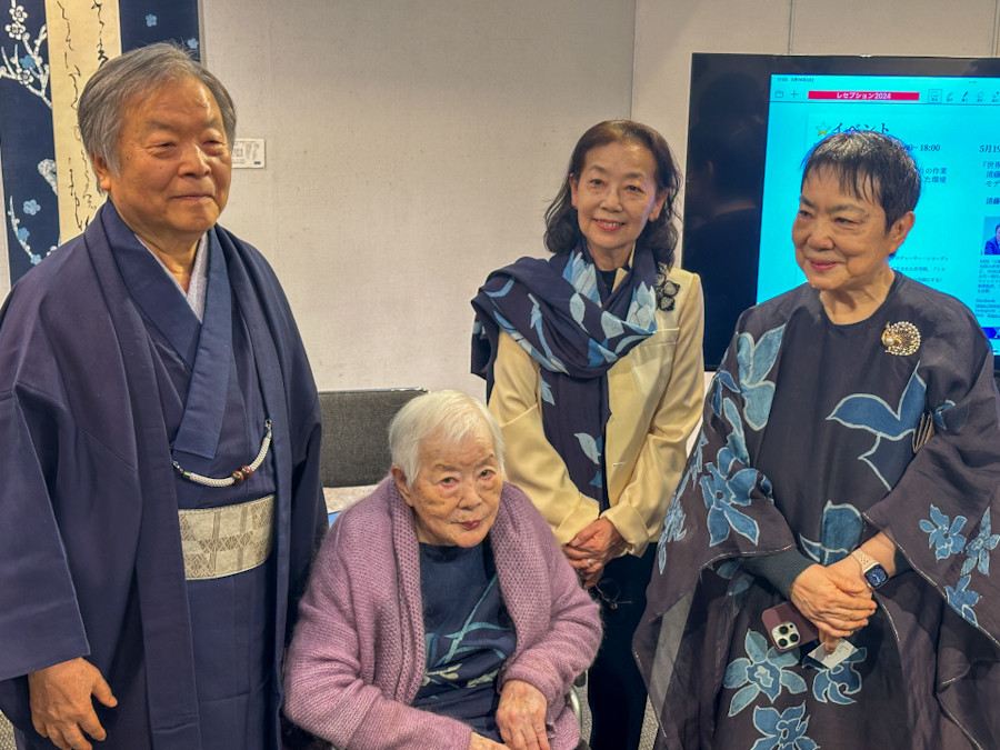 銀座かねまつホール「青藍工房展 Parisの予感」会場　（左から）浮川和宣（ジャストシステム創業者、MetaMoJi社長）、橋本陽子、橋本清子、浮川初子