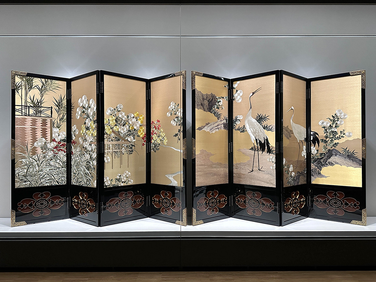 皇居三の丸尚蔵館収蔵「皇室のみやび―受け継ぐ美― 第4期 三の丸尚蔵館の名品」会場より 《閑庭嗚鶴・九重ノ庭之図剌繍屏風》高島屋呉服店 昭和3年(1928)皇居三の丸尚蔵館収蔵