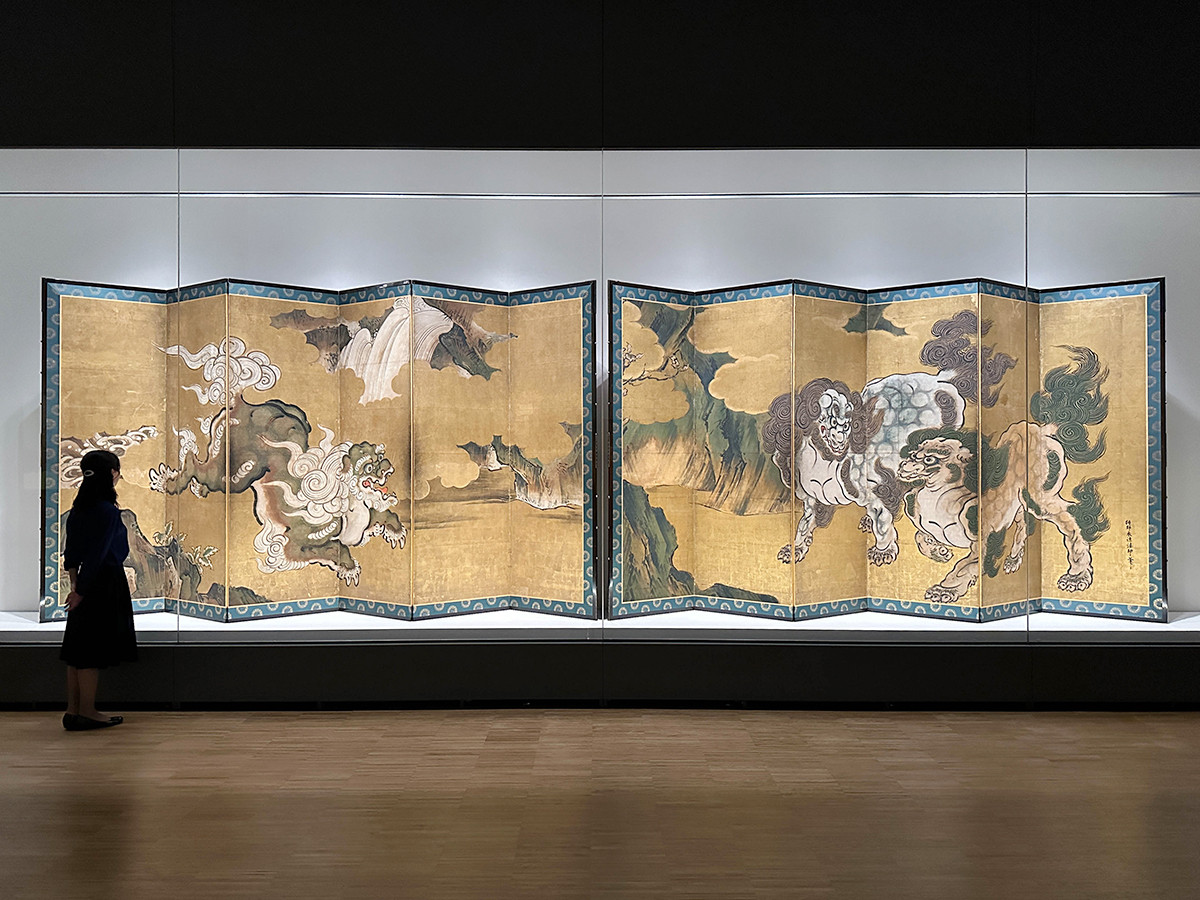 皇居三の丸尚蔵館収蔵「皇室のみやび―受け継ぐ美― 第4期 三の丸尚蔵館の名品」会場より 国宝《唐獅子図屏風》(右隻)狩野永徳 桃山時代 16世紀 / (左隻)狩野常信 江戸時代 17世紀 皇居三の丸尚蔵館収蔵