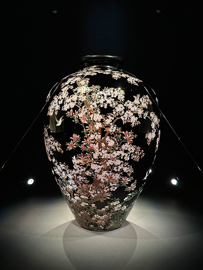 皇居三の丸尚蔵館収蔵「皇室のみやび―受け継ぐ美― 第4期 三の丸尚蔵館の名品」会場より 《七宝四季花鳥図花瓶》並河靖之 明治32年(1899)皇居三の丸尚蔵館収蔵