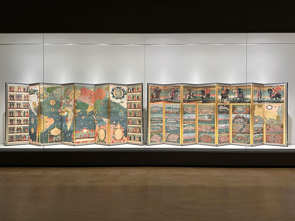 皇居三の丸尚蔵館収蔵「皇室のみやび―受け継ぐ美― 第4期 三の丸尚蔵館の名品」会場より 重要文化財《萬国絵図屏風》桃山~江戸時代 17世紀 皇居三の丸尚蔵館収蔵