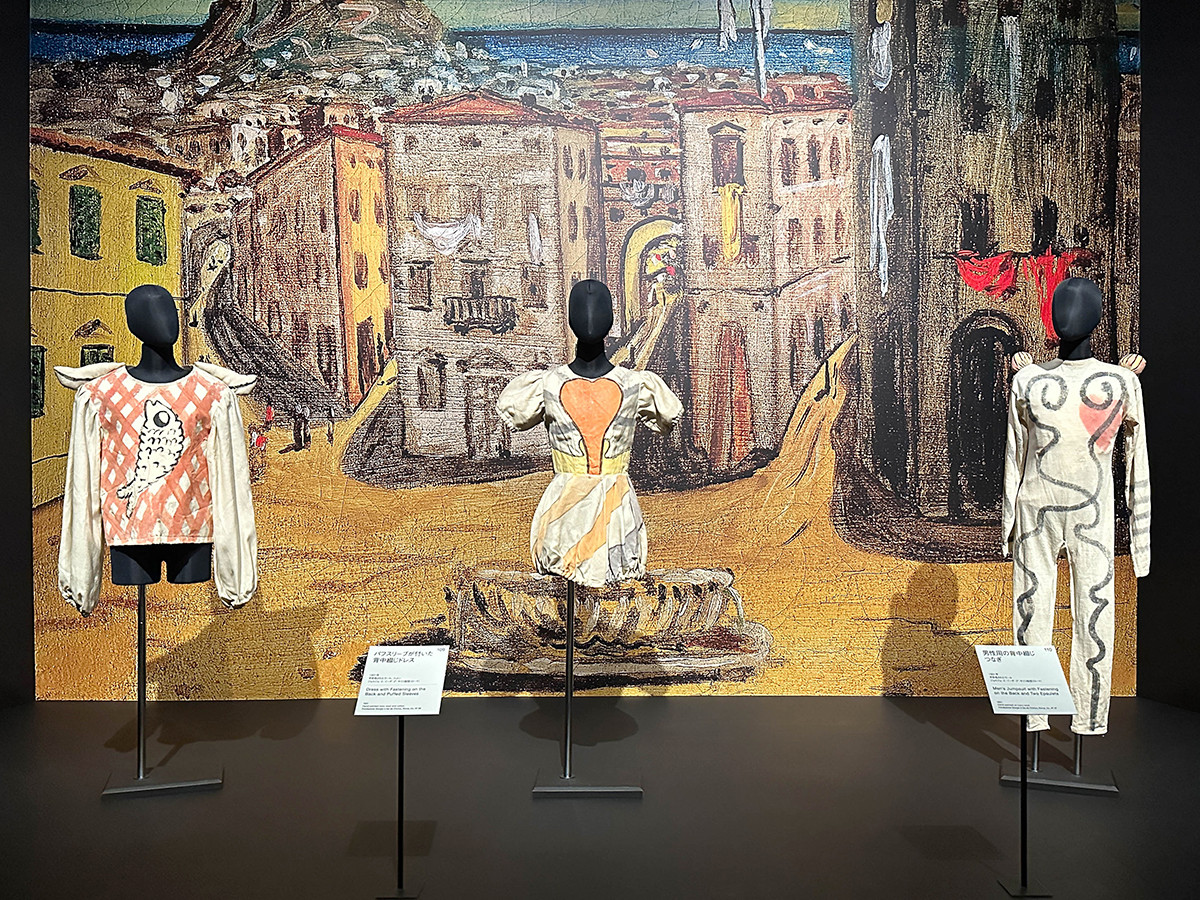 東京都美術館「デ・キリコ展」会場より　（左から）《ビショップスリーブと肩章が付いた背中綴じスモック》／ 《パフスリーブが付いた背中綴じスモック》 ／ 《男性用の背中綴じつなぎ》　すべて 1931年　ジョルジョ・エ・イーザ・デ・キリコ財団 © Fondazione Giorgio e Isa de Chirico, Roma © Giorgio de Chirico, by SIAE 2024