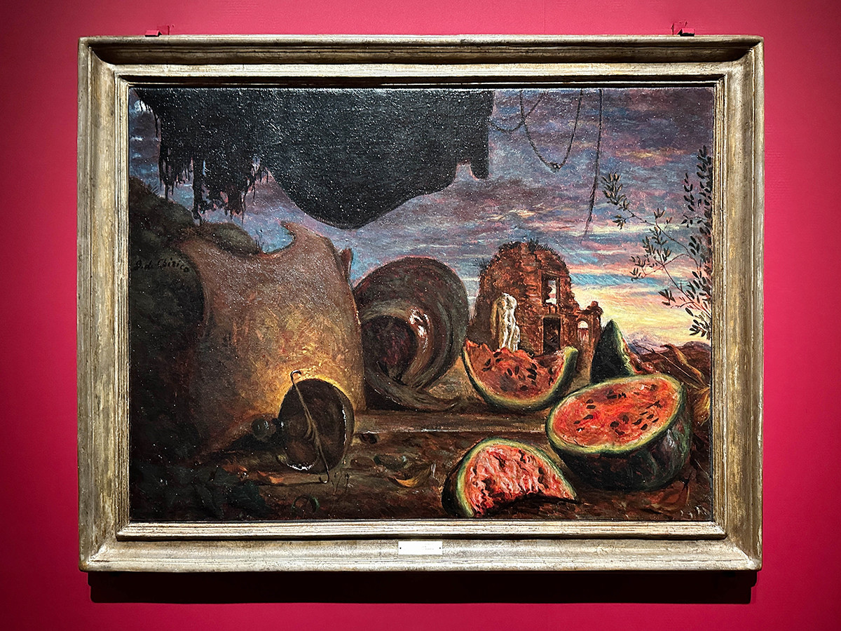 東京都美術館「デ・キリコ展」会場より　《鎧とスイカ》1924年　ウニクレディト・アート・コレクション　© Giorgio de Chirico, by SIAE 2024