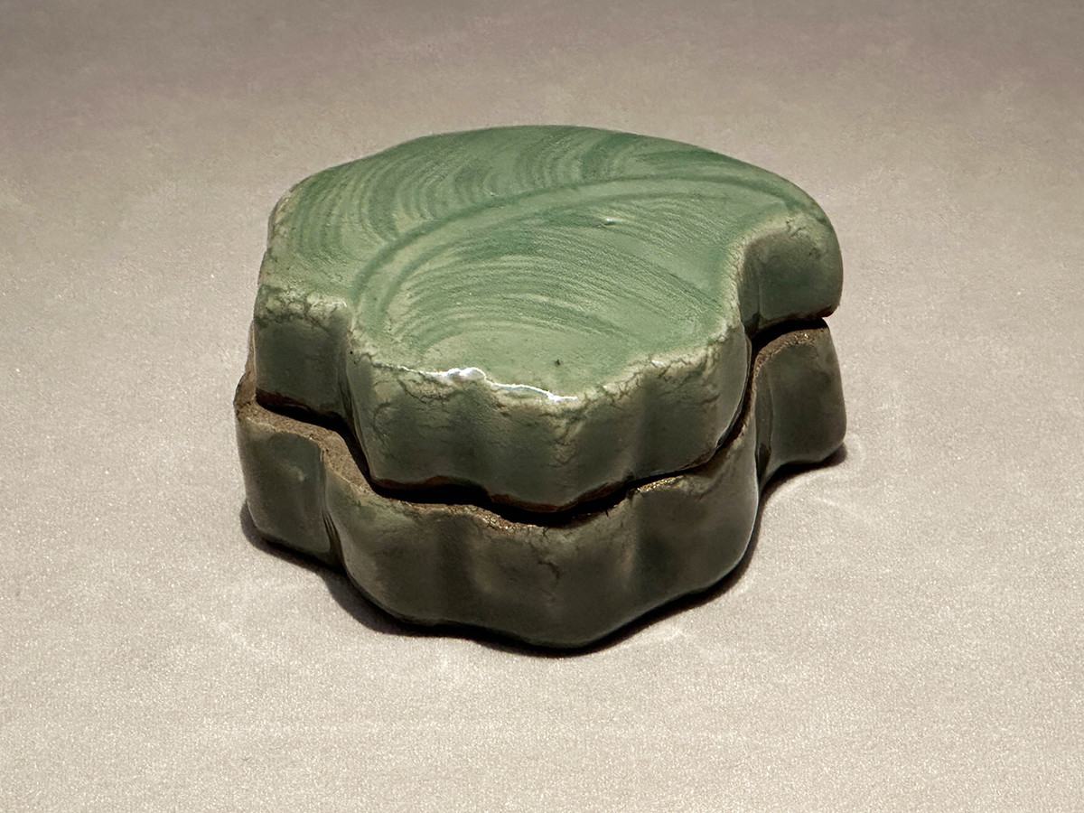 根津美術館「古美術かぞえうた-名前に数字がある作品-」会場より 《青磁一葉香合》中国・明時代 17世紀