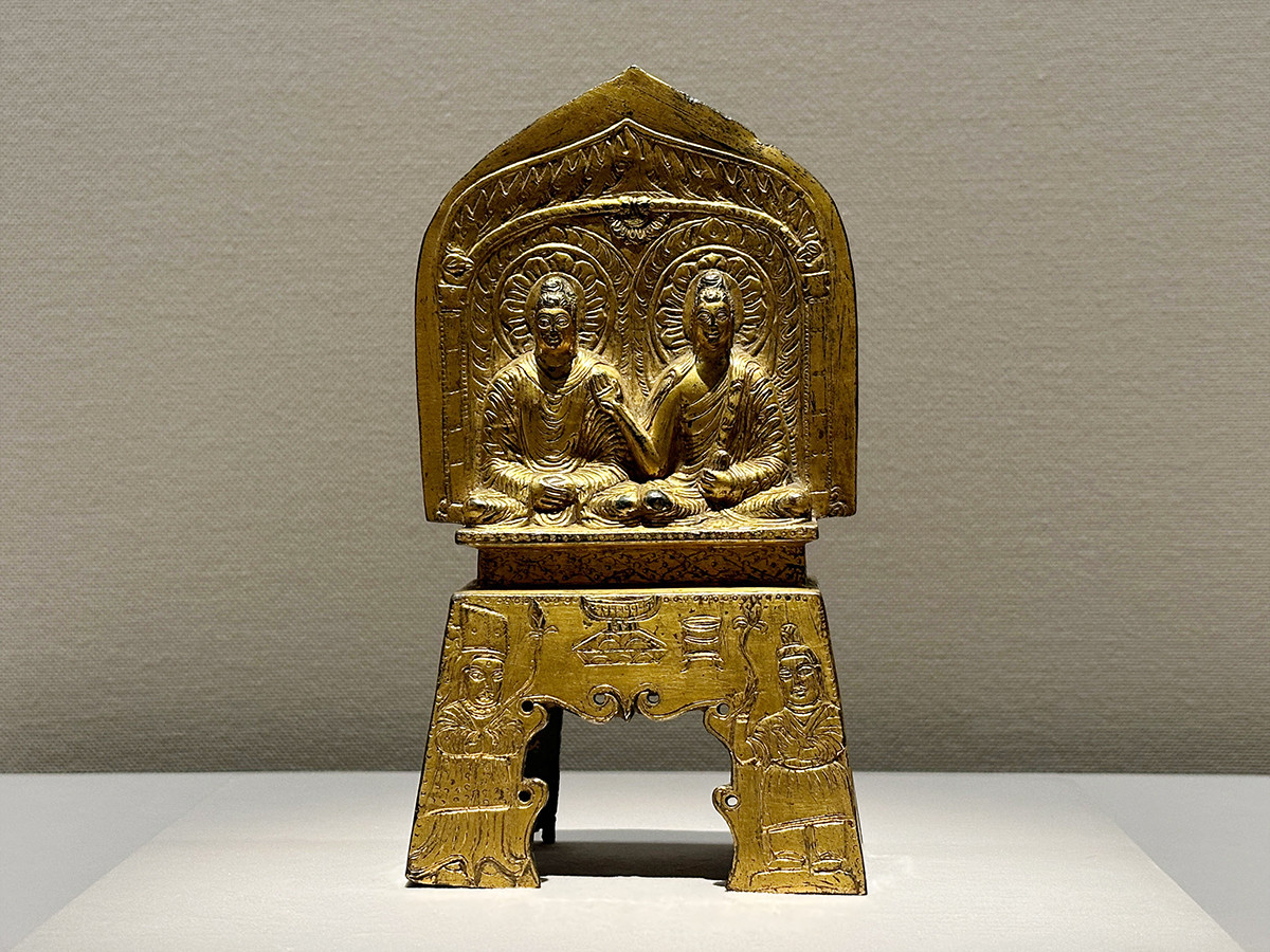 根津美術館「古美術かぞえうた-名前に数字がある作品-」会場より 重要文化財《釈迦多宝二仏並坐像》中国・北魏時代 太和13年(489)