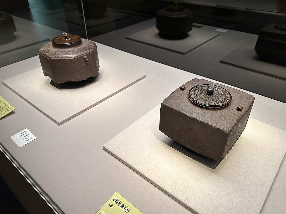 根津美術館「古美術かぞえうた-名前に数字がある作品-」会場より (左から)《八角尾垂釜》室町〜桃山時代 16世紀 / 《太虚庵四方釜》江戸時代 17世紀