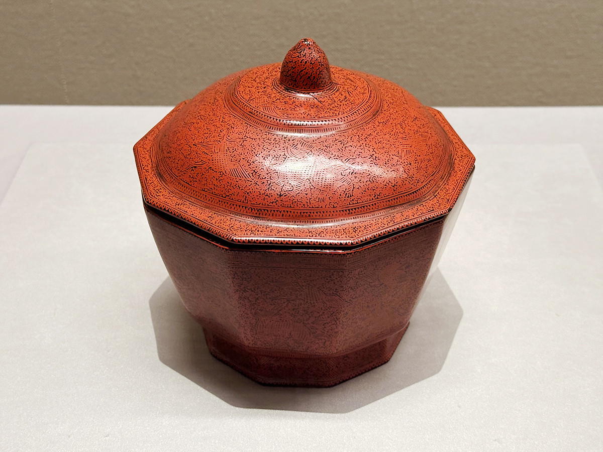 根津美術館「古美術かぞえうた-名前に数字がある作品-」会場より 《鳥獣唐草蒟醤十角蓋物》東南アジア 16~17世紀