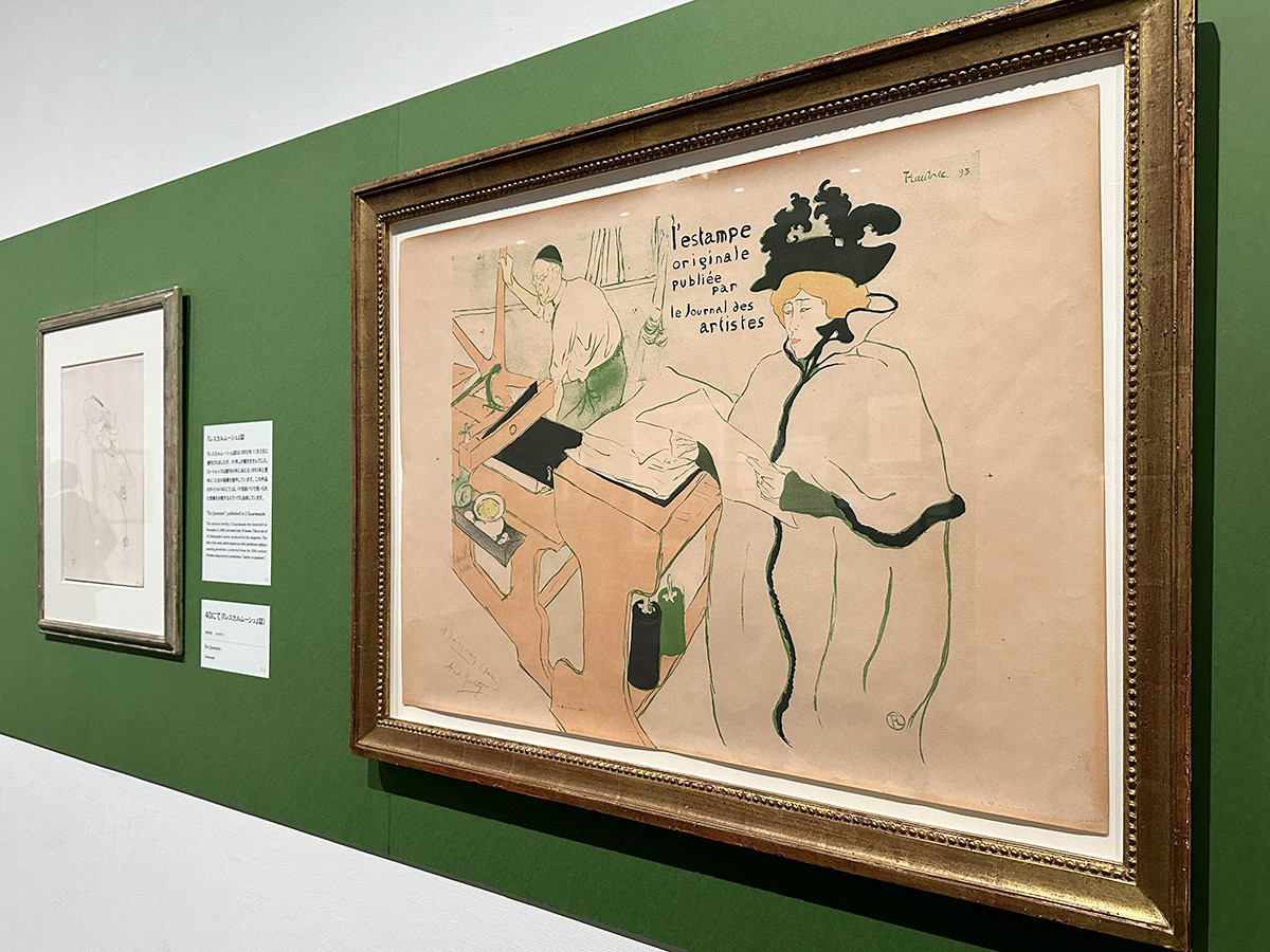 SOMPO美術館「ロートレック展 時をつかむ線」会場より　（右）『レスタンプ・オリジナル』誌表紙　1893年　リトグラフ　展示風景