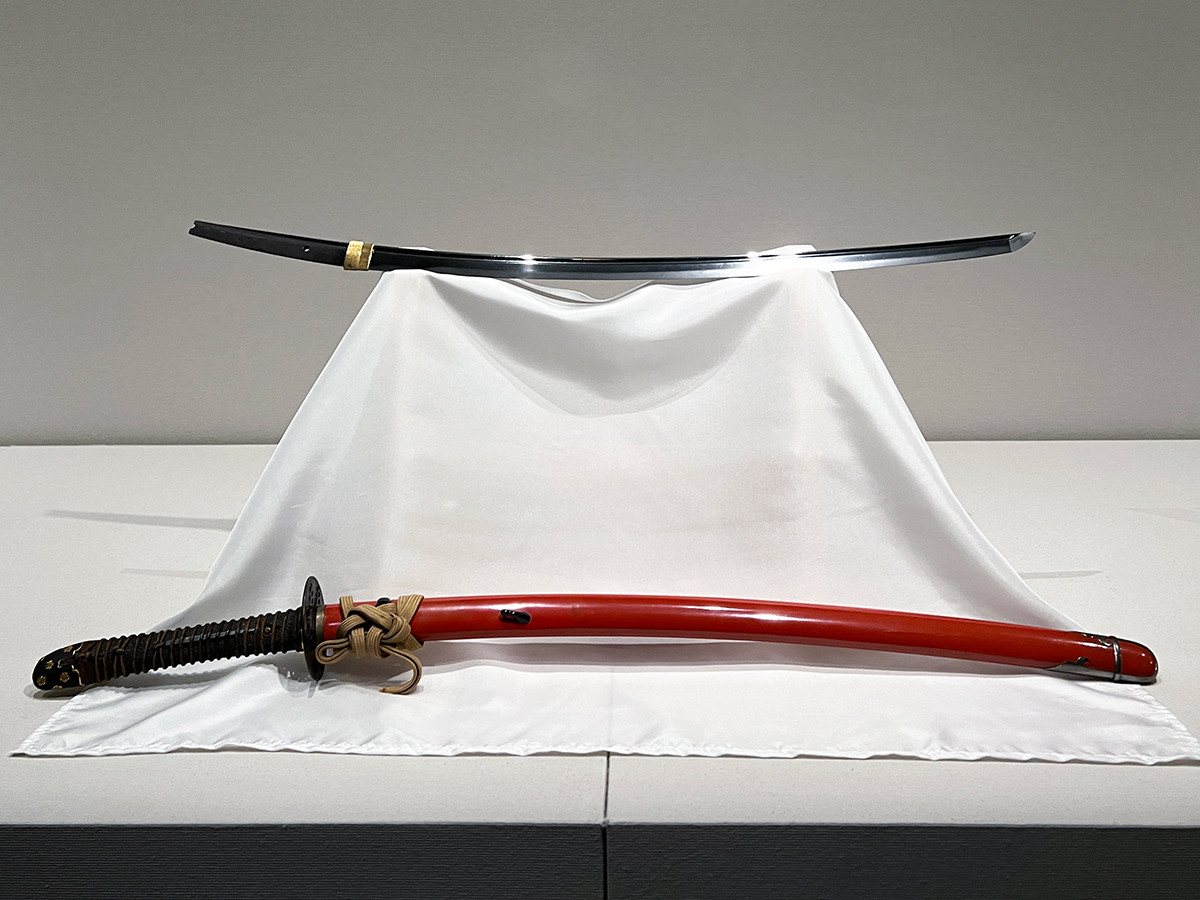 静嘉堂@丸の内「超・日本刀入門 revive」会場より 古備前高綱《太刀　銘 髙綱（号 滝川高綱）》附　朱塗鞘打刀拵 鎌倉時代（12～13世紀）拵：桃山時代（16世紀）