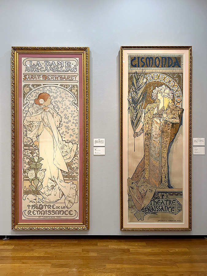 茅ヶ崎市美術館「アルフォンス・ミュシャ展　アール・ヌーヴォーの美しきミューズ」会場より　アルフォンス・ミュシャ《椿姫》1896年 ／ アルフォンス・ミュシャ《ジスモンダ》1895年