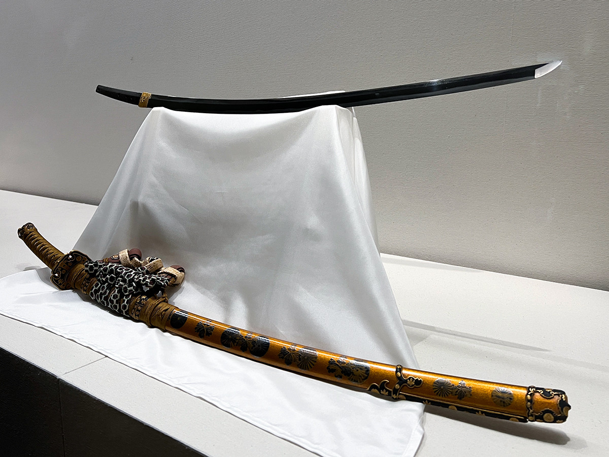 静嘉堂@丸の内「超・日本刀入門 revive」会場より 手掻包永《太刀　銘 包永》附 菊桐紋蒔絵鞘糸巻太刀拵 鎌倉時代（13世紀）拵：江戸時代（18～19世紀）