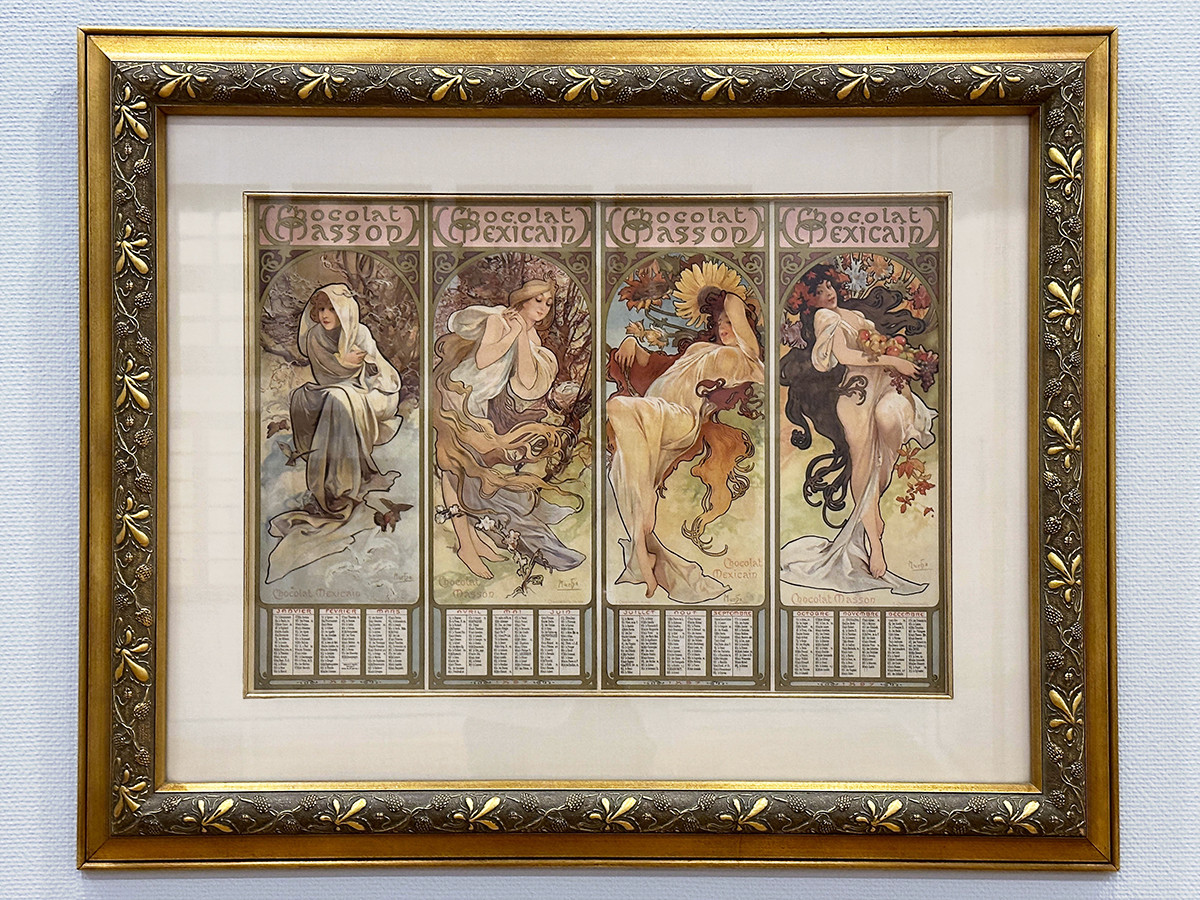 茅ヶ崎市美術館「アルフォンス・ミュシャ展　アール・ヌーヴォーの美しきミューズ」会場より　アルフォンス・ミュシャ《ショコラ マッソンのカレンダー》1896年