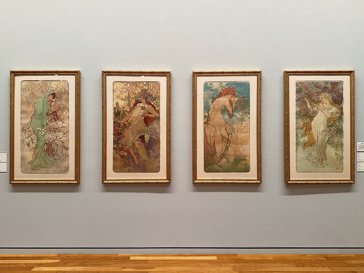 茅ヶ崎市美術館「アルフォンス・ミュシャ展　アール・ヌーヴォーの美しきミューズ」会場より　アルフォンス・ミュシャ　4連作『四季』1896年　（左から）《冬》《秋》《夏》《春》