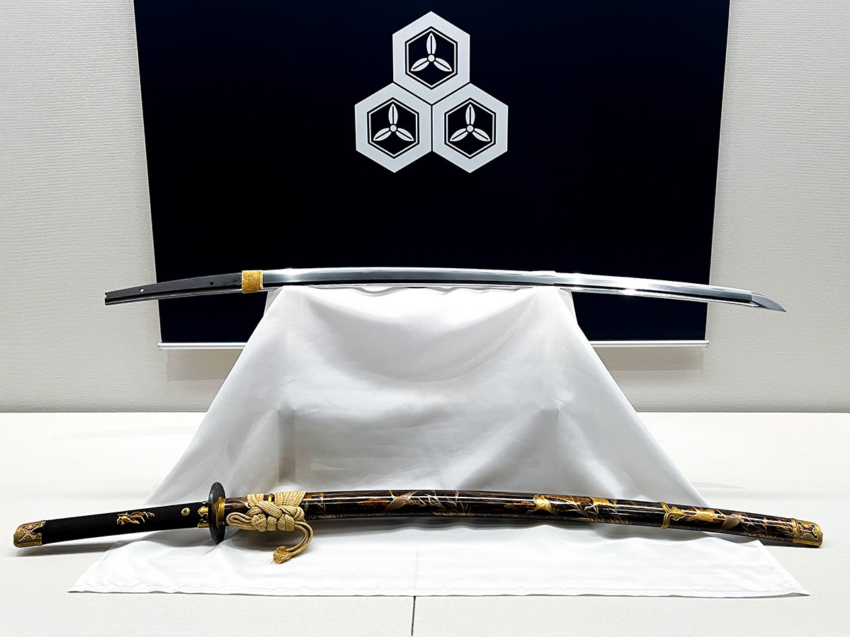 静嘉堂@丸の内「超・日本刀入門 revive」会場より 伝 長船兼光《刀　大磨上げ無銘（号 後家兼光）》附　芦雁蒔絵鞘打刀拵 南北朝時代（14世紀）拵：明治時代（19世紀）