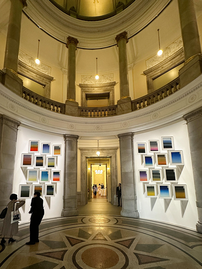 東京国立博物館 表慶館「カルティエと日本 半世紀のあゆみ 『結 MUSUBI』展 ― 美と芸術をめぐる対話」会場より