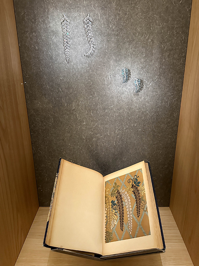 東京国立博物館 表慶館「カルティエと日本 半世紀のあゆみ 『結 MUSUBI』展 ― 美と芸術をめぐる対話」会場より