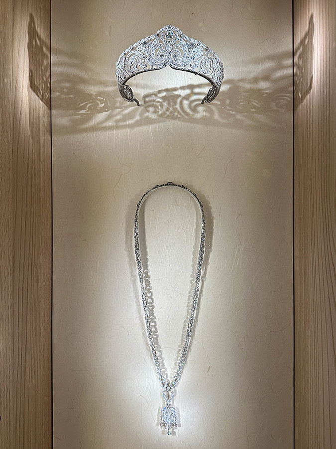 東京国立博物館 表慶館「カルティエと日本 半世紀のあゆみ 『結 MUSUBI』展 ― 美と芸術をめぐる対話」会場より