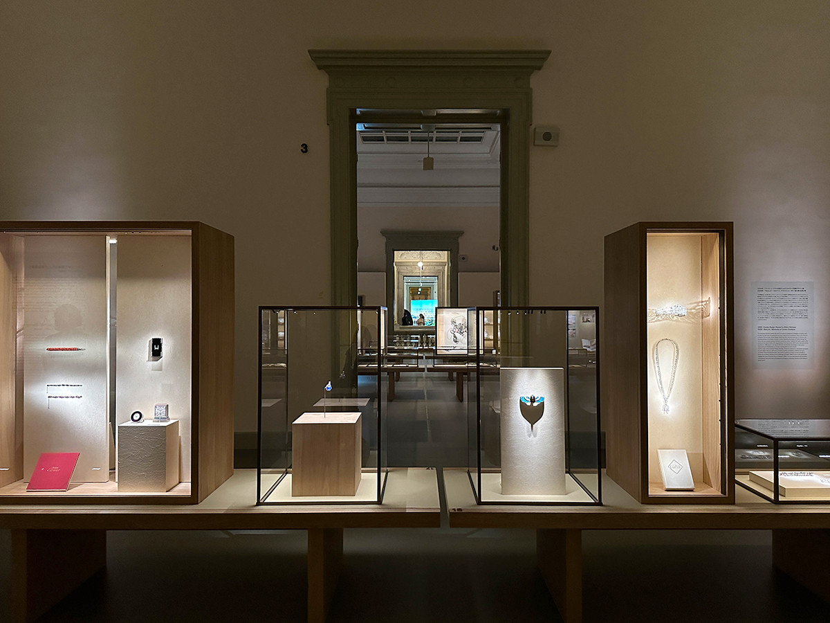 東京国立博物館 表慶館「カルティエと日本 半世紀のあゆみ 『結 MUSUBI』展 ― 美と芸術をめぐる対話」会場より