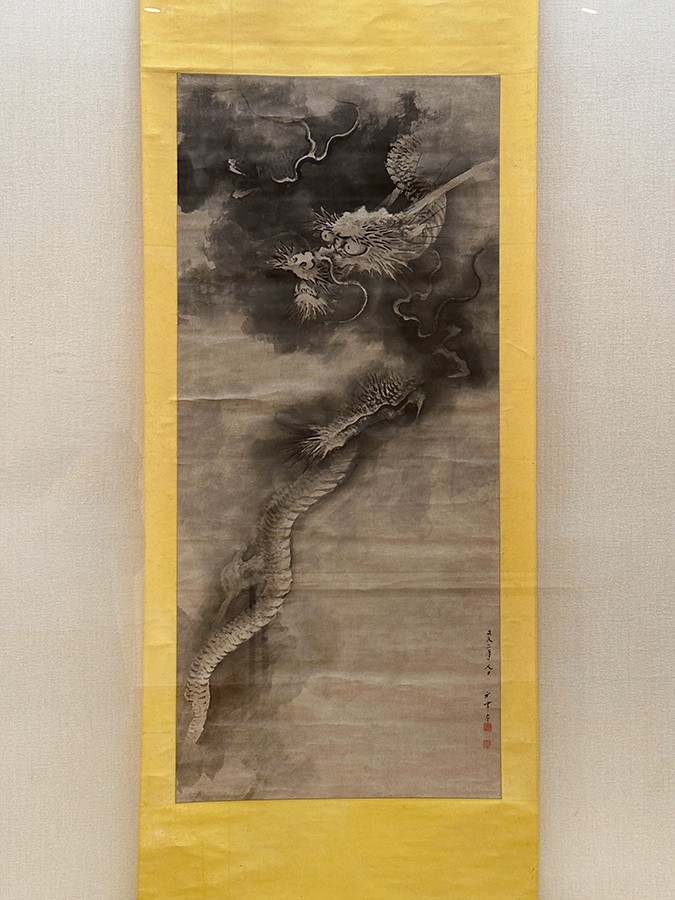 千葉市美術館「岡本秋暉　百花百鳥に挑んだ江戸の絵師 ― 摘水軒コレクションを中心に」会場より　岡本秋暉《雲龍図》文久2年（1862）1月7日　摘水軒記念文化振興財団［全期間展示］