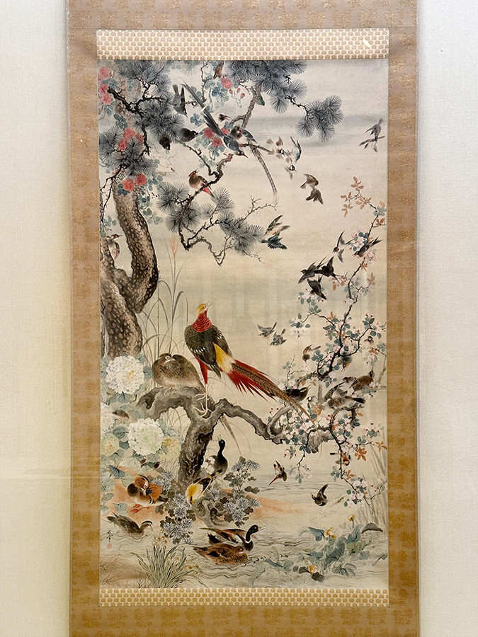 千葉市美術館「岡本秋暉　百花百鳥に挑んだ江戸の絵師 ― 摘水軒コレクションを中心に」会場より　岡本秋暉《百花百鳥図》江戸時代（19世紀）摘水軒記念文化振興財団［全期間展示］