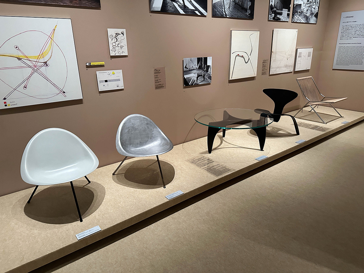パナソニック汐留美術館「ポール・ケアホルム展」会場より　1章「木工と工業デザインの出会い」　一番奥が《エレメントチェア（PK 25）》、その手前が《PK 0》