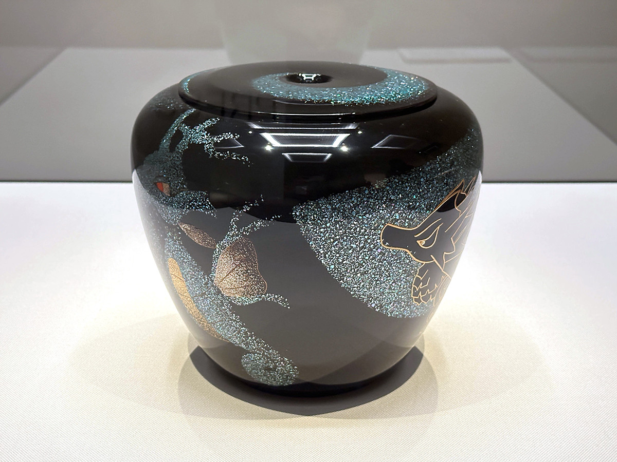 MOA美術館「ポケモン×工芸展」会場より　田口義明《乾漆蒔絵螺鈿蓋物「遊」》2022年