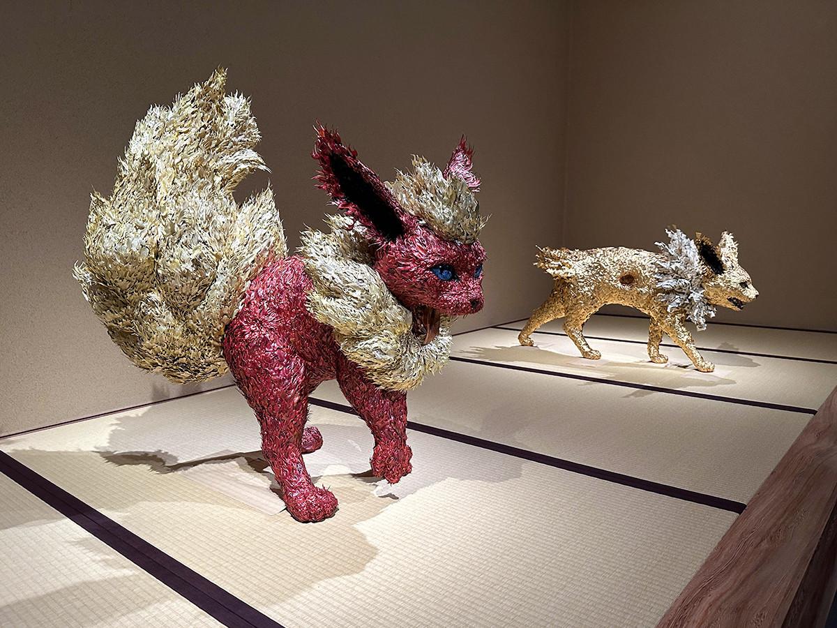 MOA美術館「ポケモン×工芸展」会場より　（手前）吉田泰一郎《ブースター》2022年