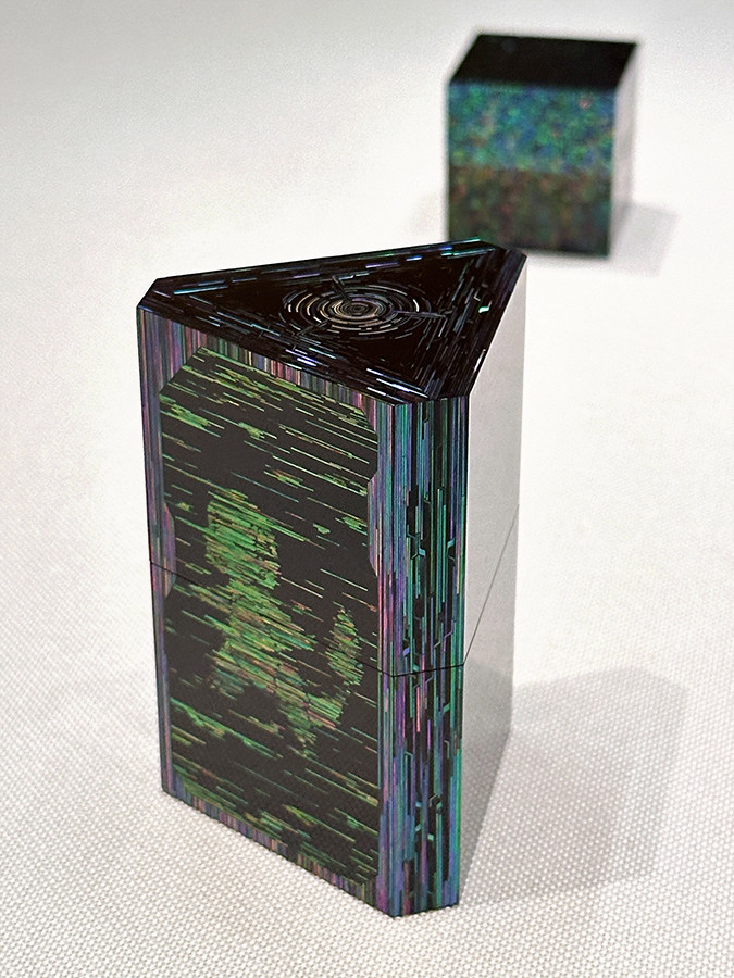 MOA美術館「ポケモン×工芸展」会場より　（手前）池田晃将《電線光環中次》2022年