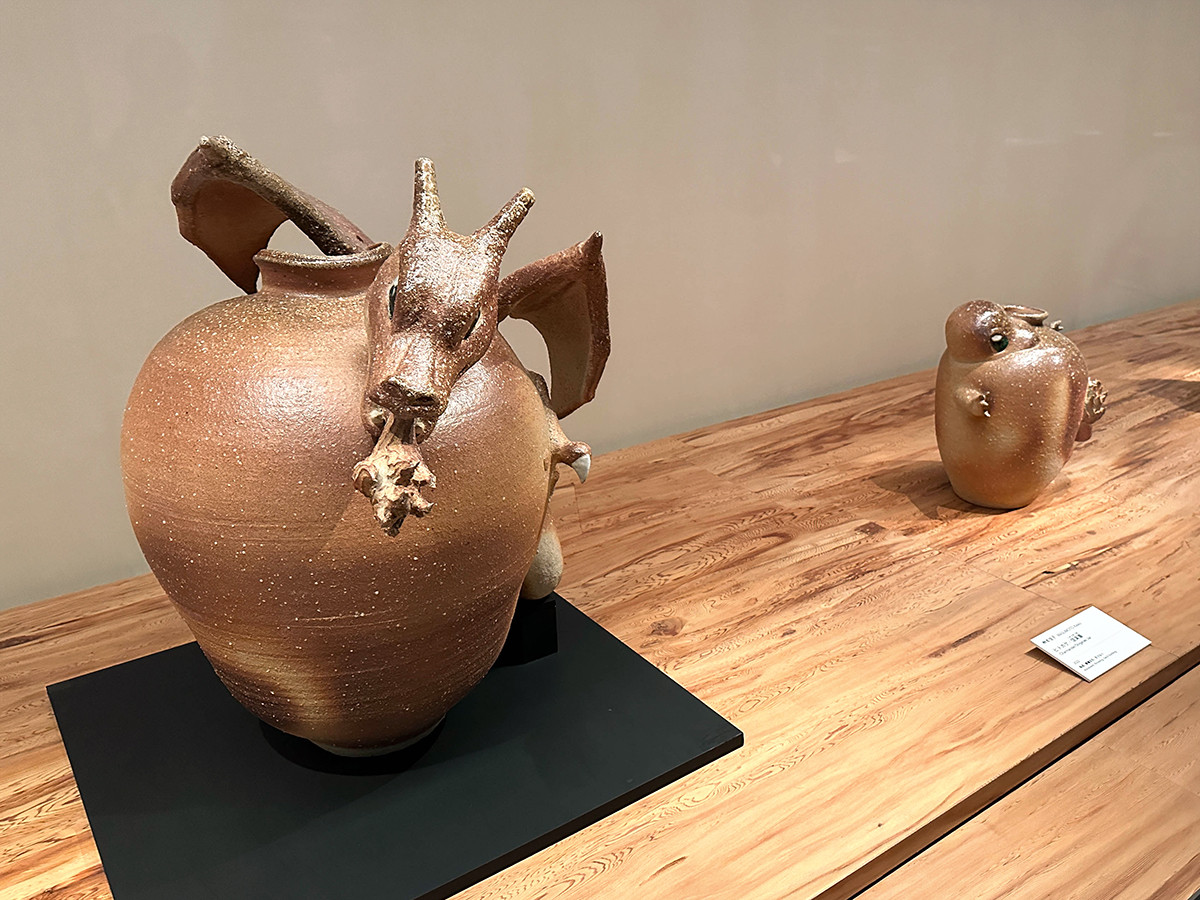 MOA美術館「ポケモン×工芸展」会場より　（左から）桝本佳子《リザードン／信楽壷》2022年 ／ 桝本佳子《ヒトカゲ／信楽壷》2022年