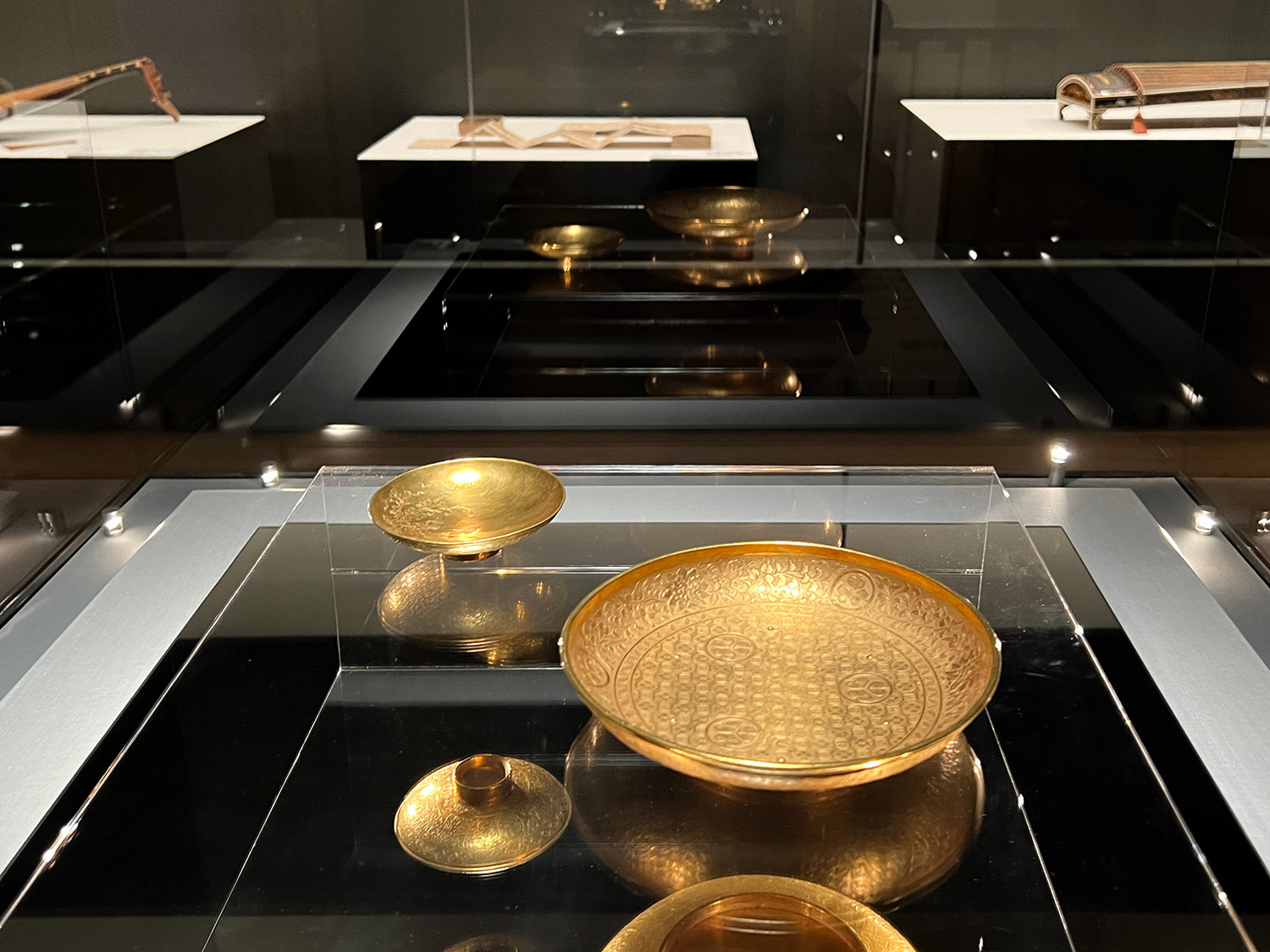 第3章「求美」より （左から）《純金葵紋牡丹唐草文盃》江戸時代　寛永16（1639）年 ／ 《純金葵紋蜀江文皿》江戸時代　寛永16（1639）年