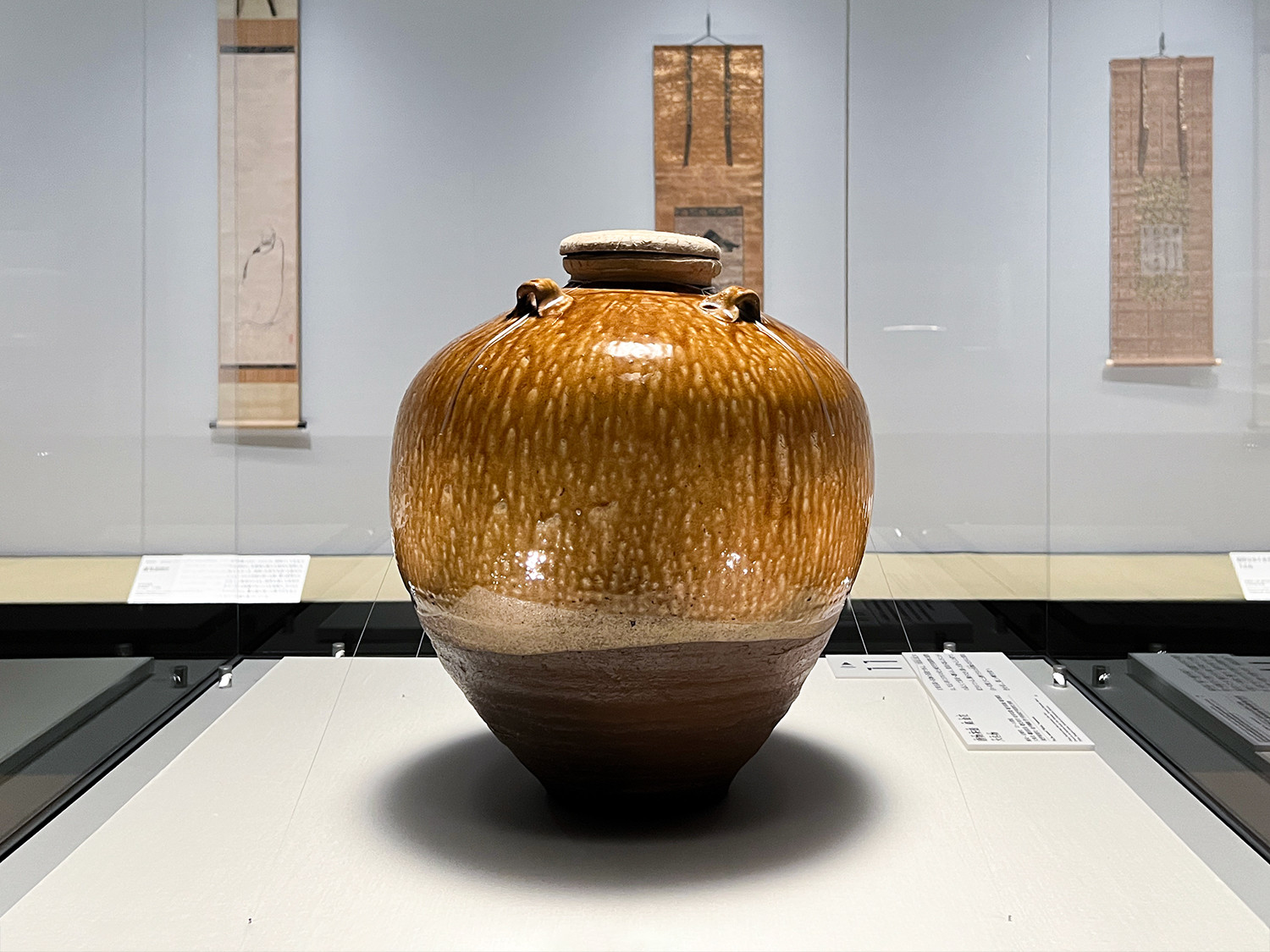 第2章「清雅　―茶・能・香―」より （手前）《唐物茶壺　銘 金花　大名物》南宋-元時代　13-14世紀