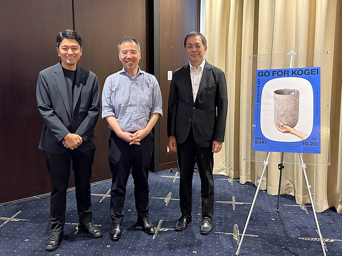 「GO FOR KOGEI 2024」記者発表会場より　（左から）高山健太郎（共同キュレーター ／ 株式会社artness代表）、秋元雄史（総合監修・キュレーター ／ 東京藝術大学名誉教授）、浦淳（プロデューサー ／ 認定NPO法人 趣都金澤 理事長）
