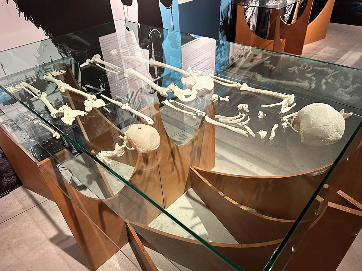 インターメディアテク「海の人類史」会場より　（手前）フローレス原人 ／ （奥）沖縄の旧石器人　ともに国立科学博物館