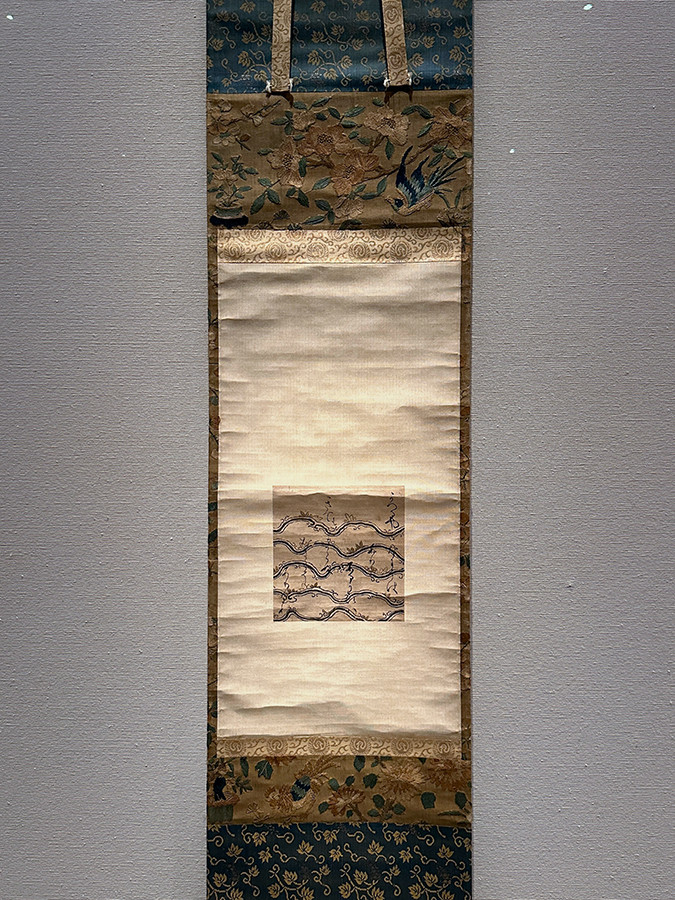 皇居三の丸尚蔵館「いきもの賞玩」会場より 《和歌色紙》伝 飛鳥井雅経 鎌倉時代(12〜13世紀)皇居三の丸尚蔵館収蔵(前期展示)