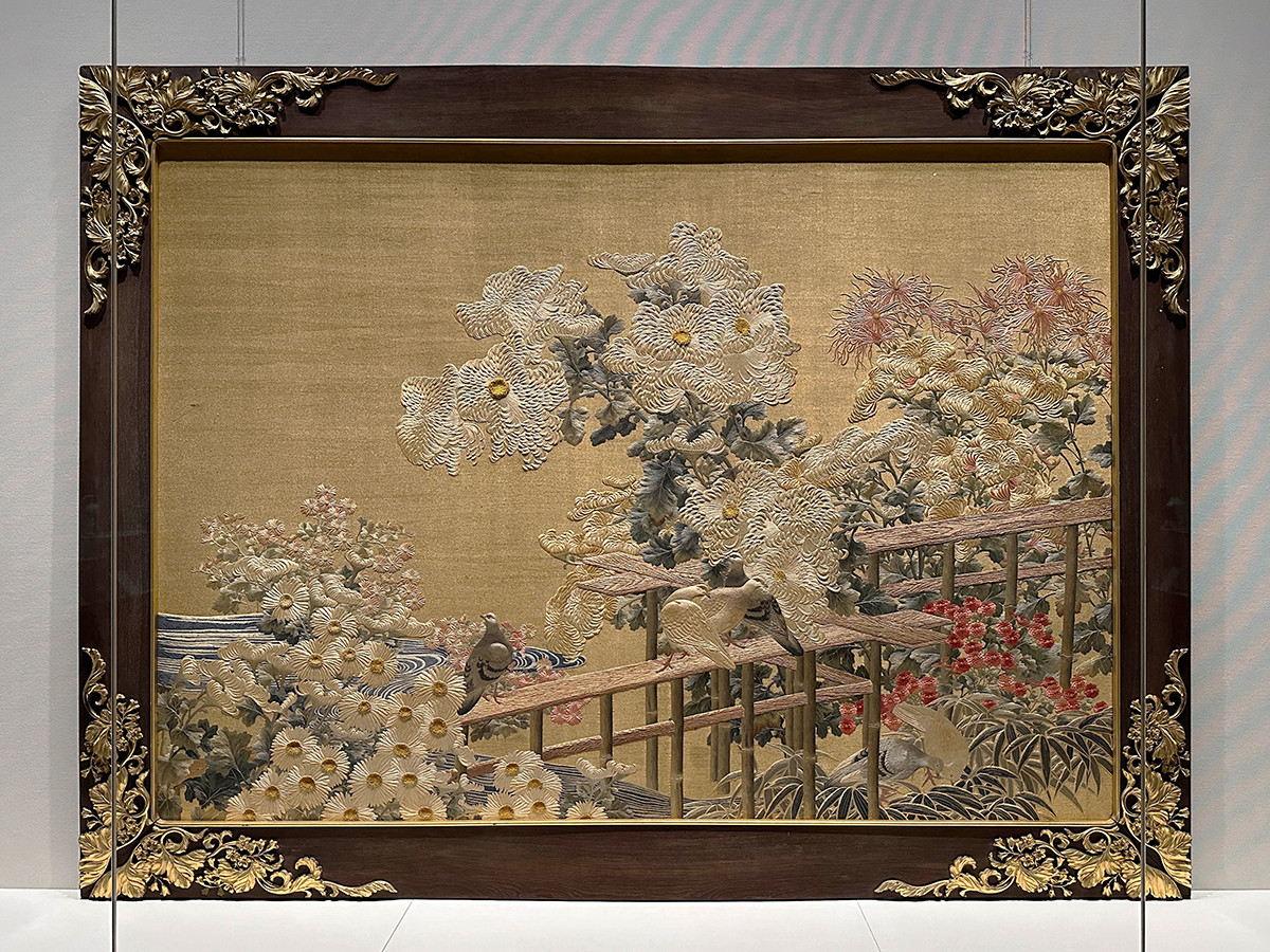 皇居三の丸尚蔵館「いきもの賞玩」会場より 《刺繍菊に鳩図額》四代飯田新七 明治44年(1911)皇居三の丸尚蔵館収蔵(前期展示)