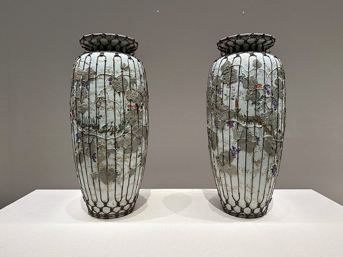 皇居三の丸尚蔵館「いきもの賞玩」会場より 《竹籠に葡萄虫行列図花瓶》初代 宮川香山 明治10年(1877)皇居三の丸尚蔵館収蔵