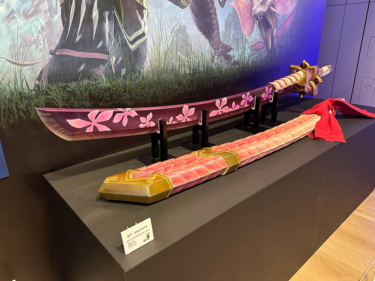 森アーツセンターギャラリー「モンスターハンター20周年-大狩猟展-」会場より 再現太刀「狐刀カカルクモナキ」